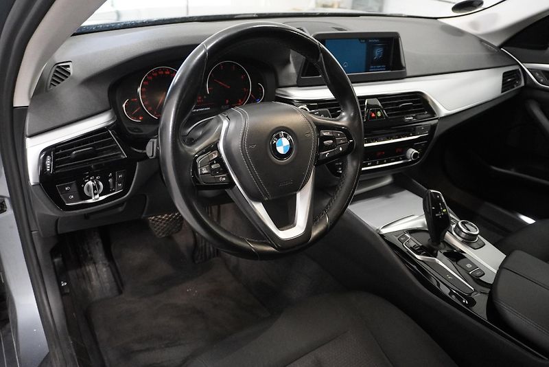 BMW Řada 5 (2018) 520D TOURING STEPTRONIC - fotka 12 z 27