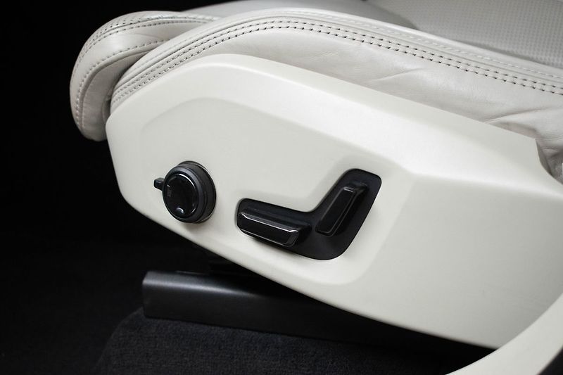 Volvo XC60 D5 AWD INSCRIPTION DPH*ČR 1.M* - fotka 17 z 44