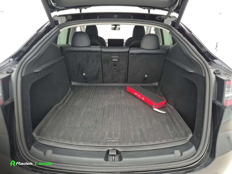 Tesla Model Y (2022) Performance Dual Motor AWD - fotka 14 z 14