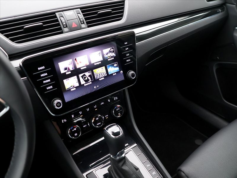 Škoda Superb 2,0 TDI 147kW DSG 4x4 L&K DPH - fotka 28 z 44