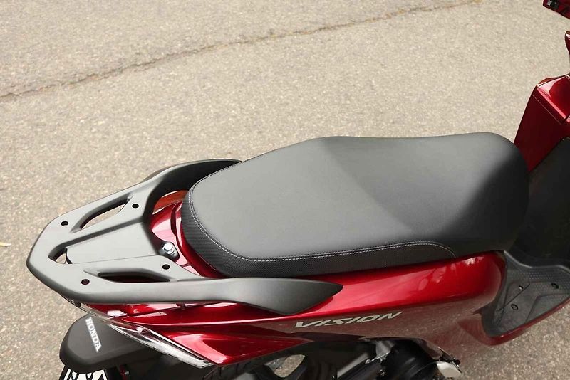 Začínáte v jedné stopě a máte omezený rozpočet? Honda Vision je skvělé řešení.