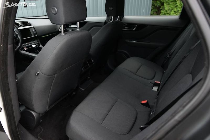 Jaguar F-Pace (2017) 2.0D  DPH - fotka 16 z 21