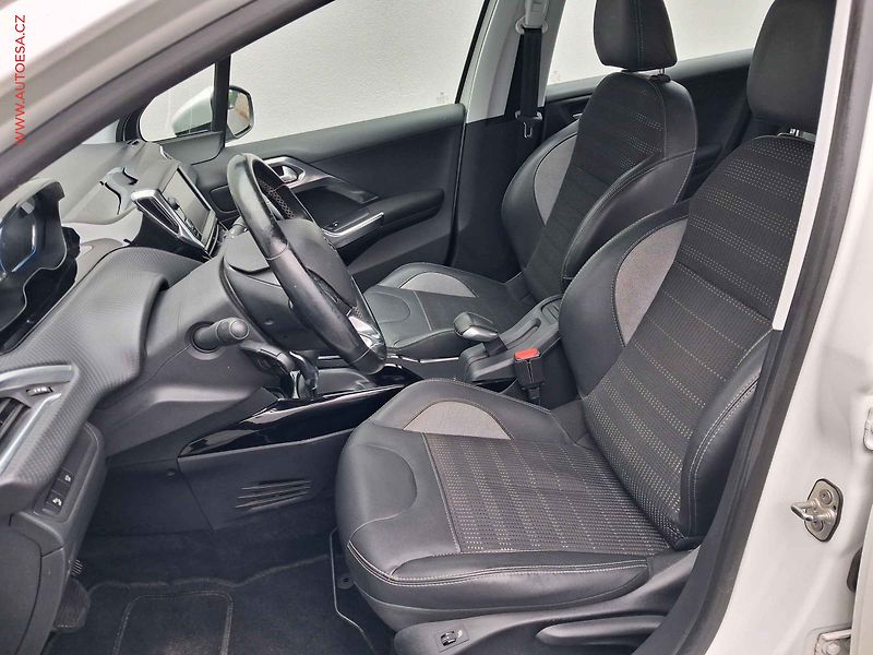 Peugeot 2008 (2019) 1.2 PT, Allure, AT, navi - fotka 9 z 18