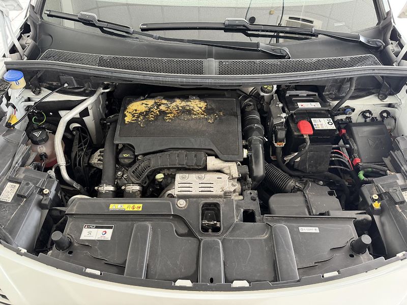 Peugeot 5008 1,2PT AUT*96kW*REZERVACE! - fotka 35 z 35
