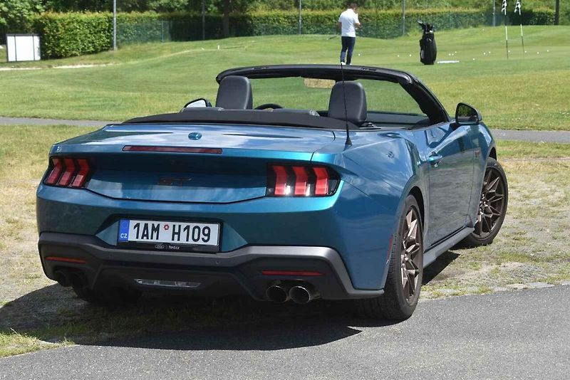 Ford Mustang Convertible - I v sedmé generaci neztrácí svůj půvab.