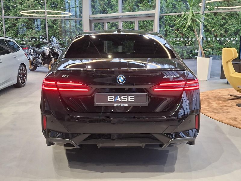 BMW i5 xDrive40 M-Sport PRO - fotka 5 z 36