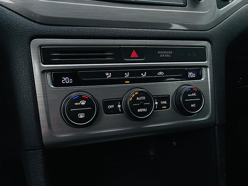 Volkswagen Golf Sportsvan 1.6TDI MANUÁL SENZORY TEMPOMAT - fotka 36 z 40