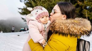 Nadýchané bundy, kombinézy ani tlusté zimní overaly do autosedačky nepatří. V takovém oblečení dítě pořádně nezajistíte. Při nehodě tak hrozí vymrštění dítěte ze sedačky.