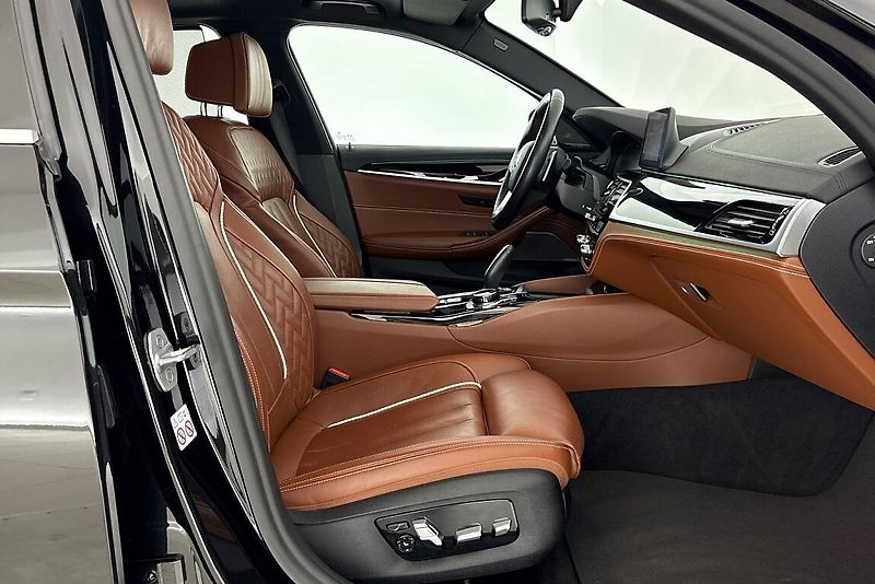 BMW Řada 5 540d xDrive - fotka 13 z 27