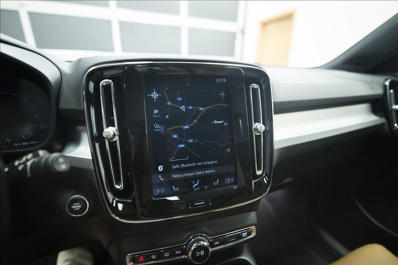 Volvo XC40 2,0 D4 AWD NAVI KAMERA TAŽNÉ - fotka 36 z 46