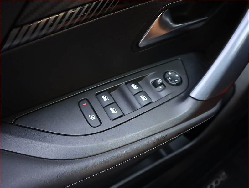 Peugeot 2008 (2020) Active 1.2 PureTech, Kůže - fotka 17 z 20