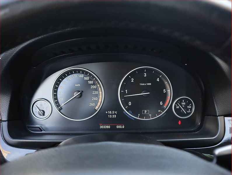 BMW Řada 5 (2013) 530d xDrive, 4X4, Automat - fotka 11 z 23