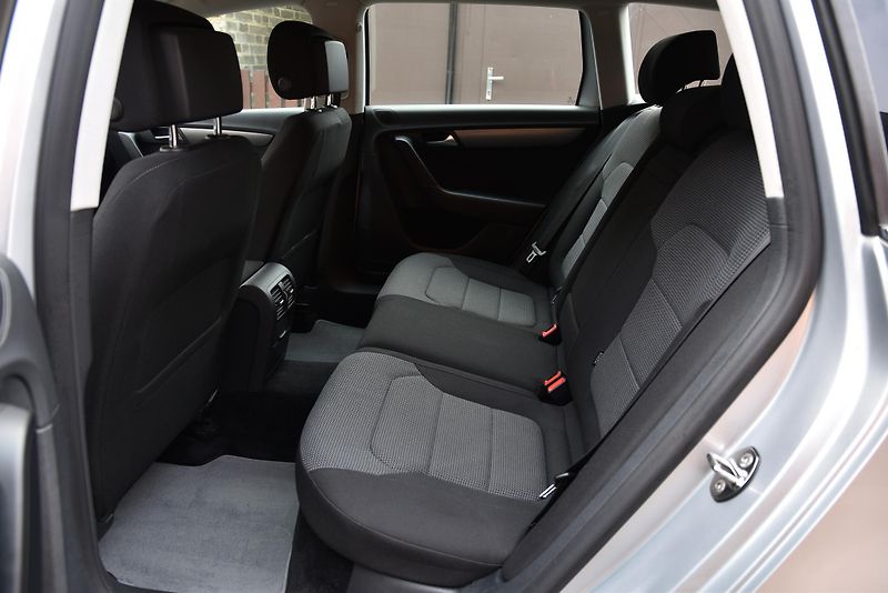 Volkswagen Passat 2.0 TDi CR COMFORTLINE, VÝHŘEV - fotka 32 z 50