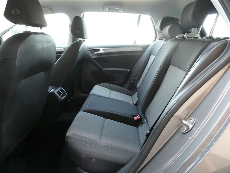 Volkswagen Golf 1,2 TSi 81kW auto klima, závěs - fotka 18 z 50