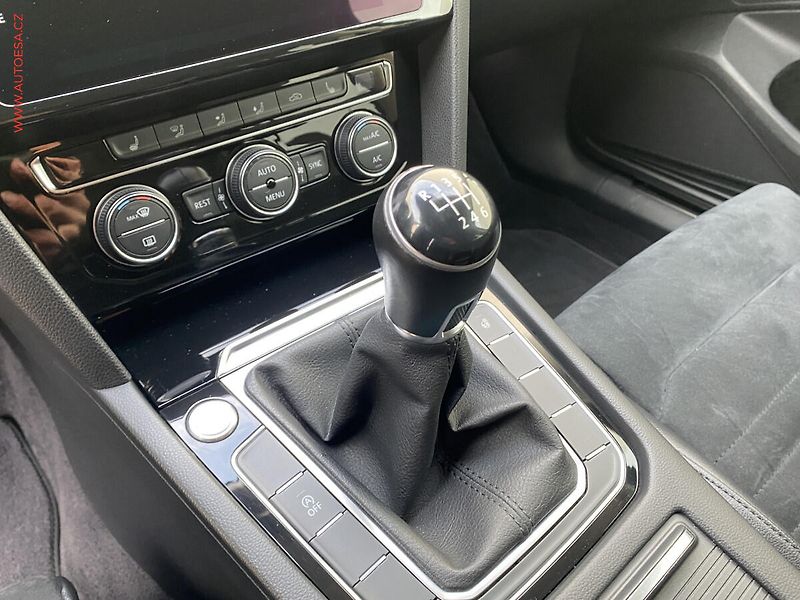 Volkswagen Passat (2019) 2.0 TDi, Highline, navi - fotka 16 z 19