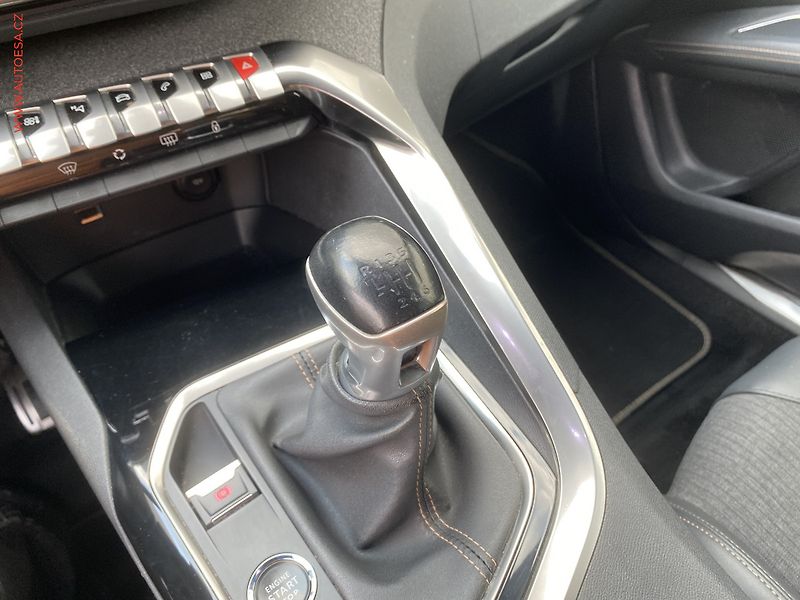 Peugeot 3008 (2019) 1.2PT, GT Line, LED, navi - fotka 15 z 18