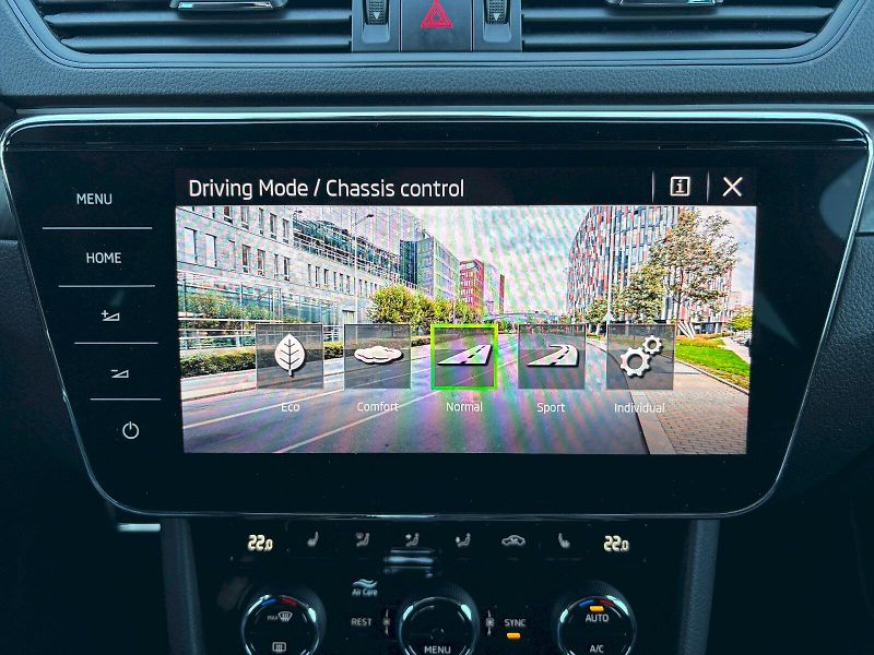 Škoda Superb (2021) 2.0 TSI 140kW SportLine - fotka 18 z 35