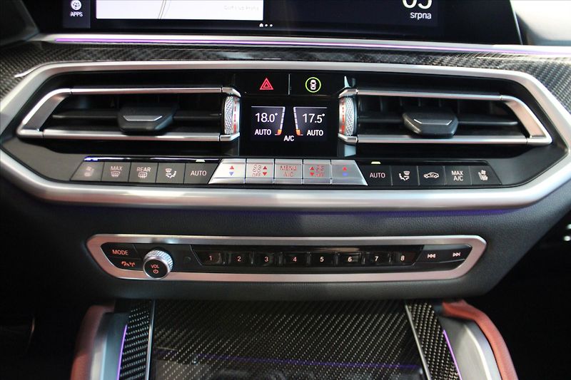 BMW X6 M50i xDrive Laser/360°/H&K - fotka 27 z 47