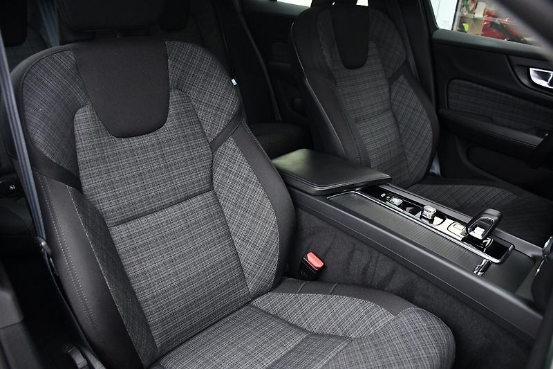 Volvo V60 2.0B4 LED NAV TAŽNÉ - fotka 19 z 49