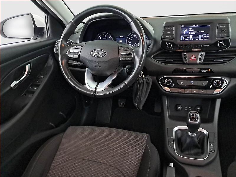 Hyundai i30 (2018) 1.6 CRDi, Park. senzory - fotka 7 z 18