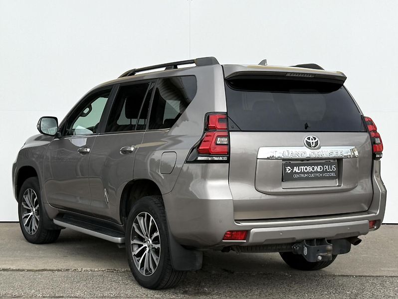 Toyota Land Cruiser 2.8 D-4D AT AWD 130 kW Executi - fotka 7 z 28
