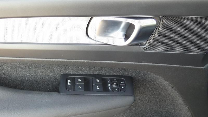 Volvo XC40 T2 FWD Momentum Core - fotka 9 z 22
