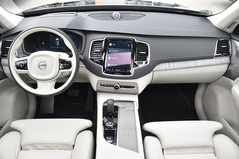 Volvo XC90 B5 AWD ULTIMATE 1.maj. B&W  - fotka 2 z 31