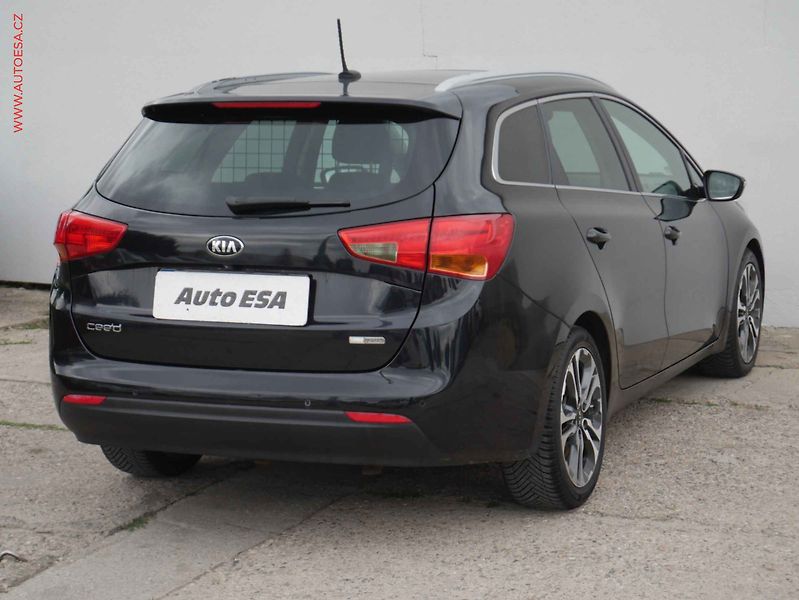 Kia Ceed (2014) 1.6 CRDi, Výhř.sed. - fotka 6 z 15