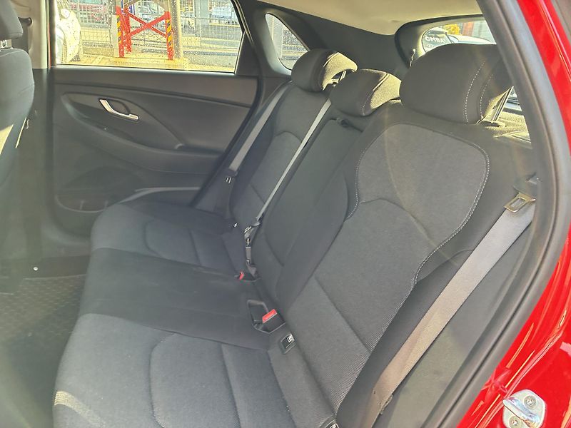 Hyundai i30 HB 1.5DPI 81kW REZERVACE - fotka 13 z 30