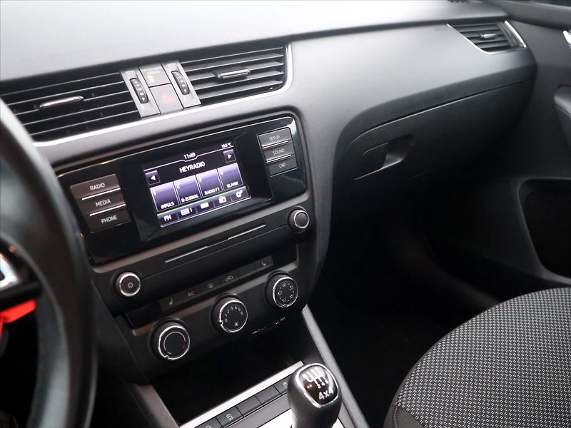 Škoda Octavia 1.6 TDI 81kW 4x4 Ambition CZ D - fotka 22 z 35