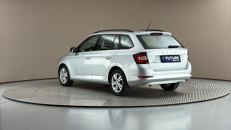 Škoda Fabia 1.0 TSI Ambition Combi - fotka 2 z 23