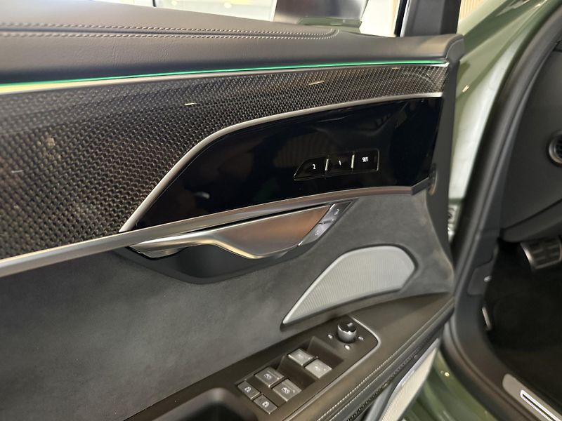 Audi S8 B&O-Adv. Carbon Matrix Pano TV - fotka 6 z 52
