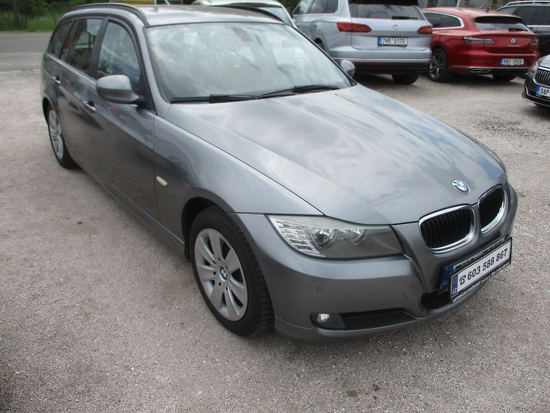 BMW Řada 3 (2011) 320i combi - fotka 2 z 9