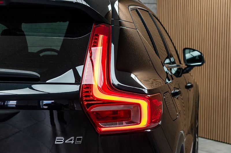 Volvo XC40 B4 AWD KAMERY360*HARMAN*ČR 1.M - fotka 38 z 42