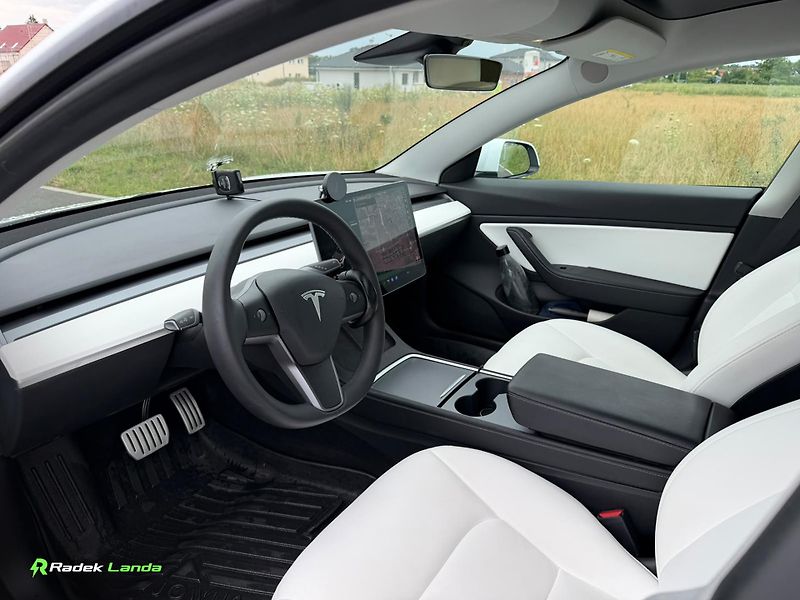 Tesla Model 3 (2021) bílý interiér | 513 koní - fotka 7 z 7