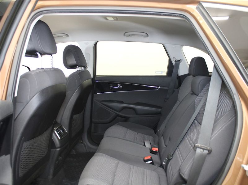 Kia Sorento 2,2 CRDi 147kW 4x4 AT Tažné ČR - fotka 7 z 23