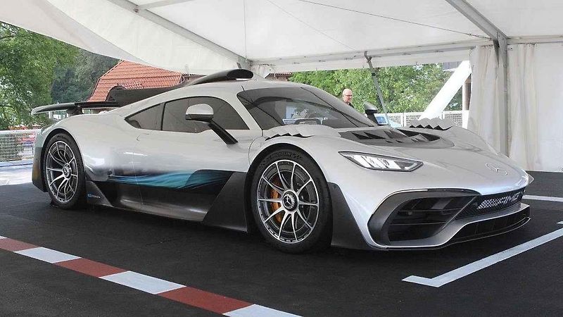 Automobilová slavnost Legendy.