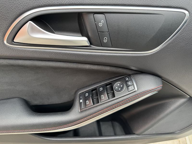 Mercedes-Benz Třídy A A220d-125KW-4M-AMG-ČR-H&K - fotka 14 z 26