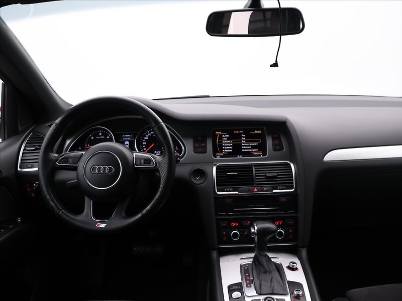 Audi Q7 3,0 TDI 150kW S-line CZ DPH - fotka 26 z 33