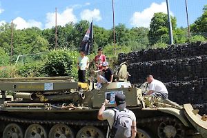 Vyprošťovací tank VT-55 na 10. srazu historických vozidel v Litvínově byl neustále v obležení.