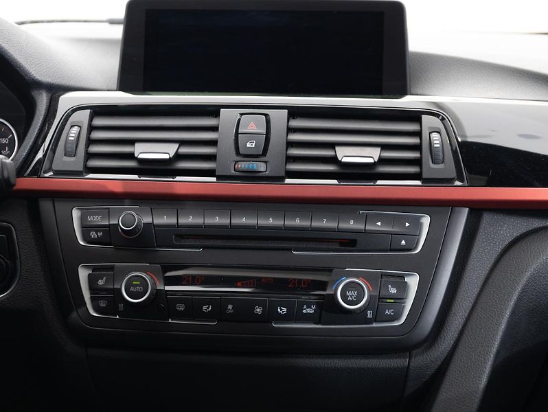 BMW Řada 3 330d xDrive Touring - fotka 14 z 22