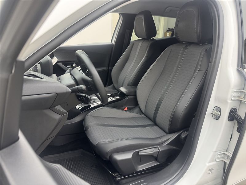 Peugeot 2008 1,2 DPH VÝHŘEV ALLURE+ 1MAJ ČR - fotka 31 z 42