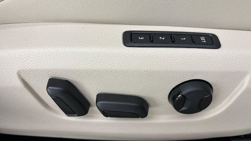 Škoda Superb 1.4 TSI iV DSG L&K Combi - fotka 22 z 37