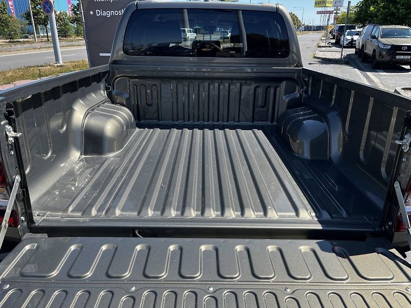 Toyota Hilux 2.8D 4x4 6AT Executive - fotka 6 z 33