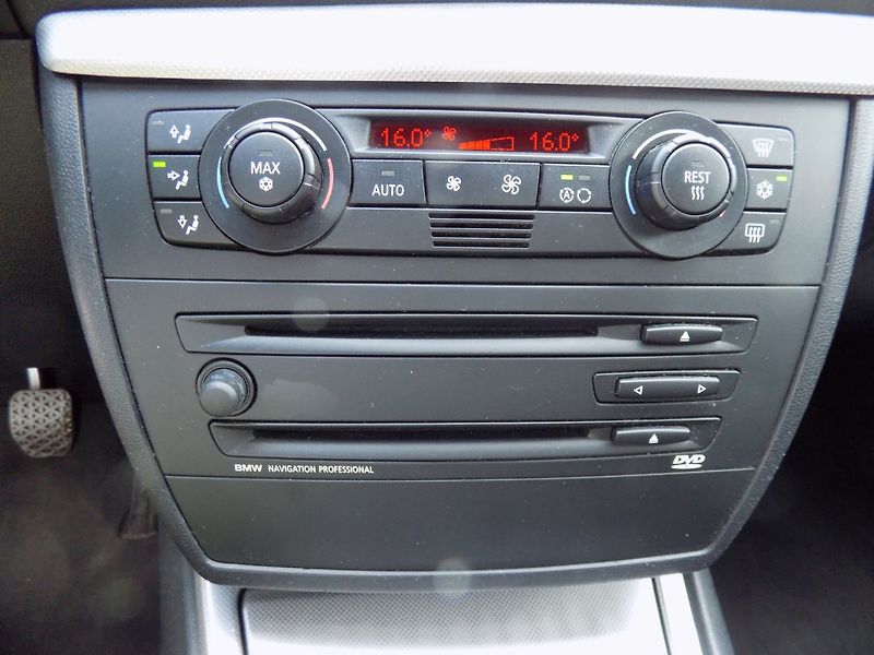BMW Řada 1 (2006) 130i/M-Paket/NAVI/Bi-xenon/ - fotka 29 z 34