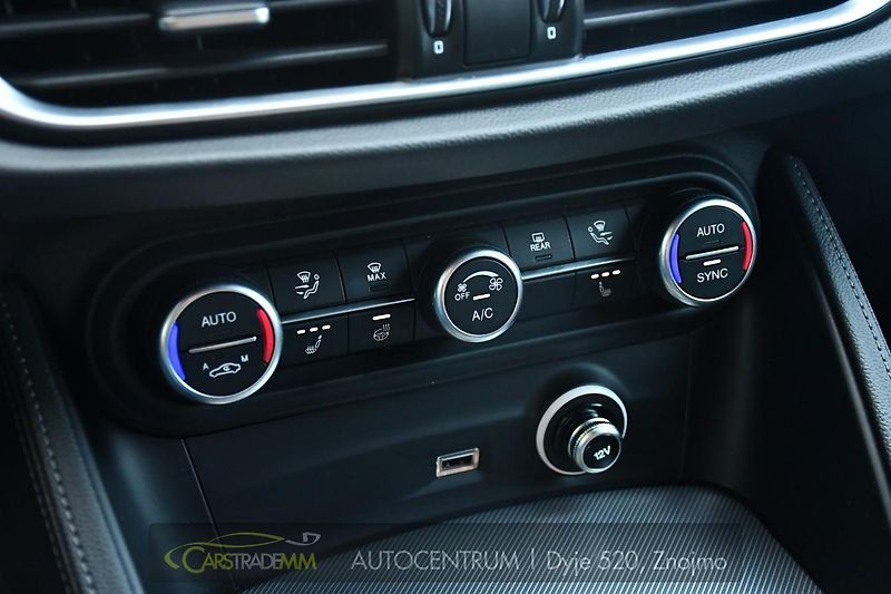 Alfa Romeo Stelvio 2.2D 16V 154kW Veloce AT8-Q4 - fotka 33 z 52