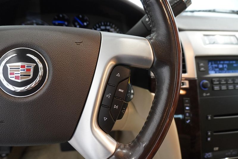 Cadillac Escalade 6,2I V8 4WD AUT. - fotka 18 z 32