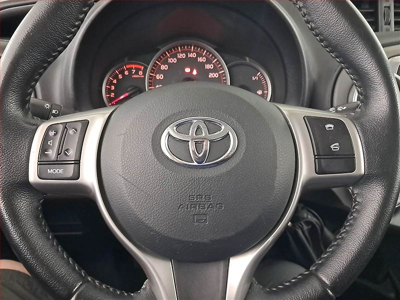 Toyota Yaris (2012) 1.0 VVT-i, Park. senzory - fotka 16 z 18