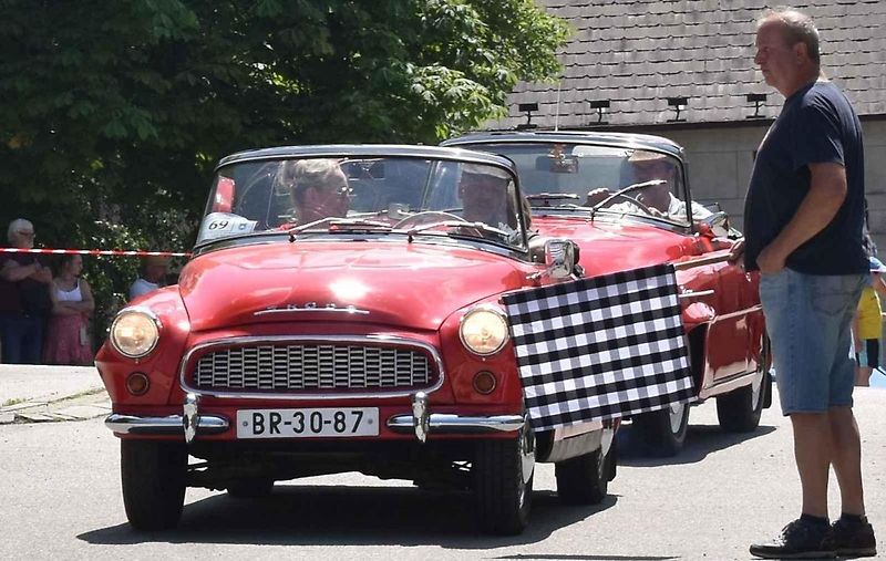 Tradiční závod S kopce do kopce si nenechalo letos ujít na sedm desítek posádek historických automobilů a motocyklů.