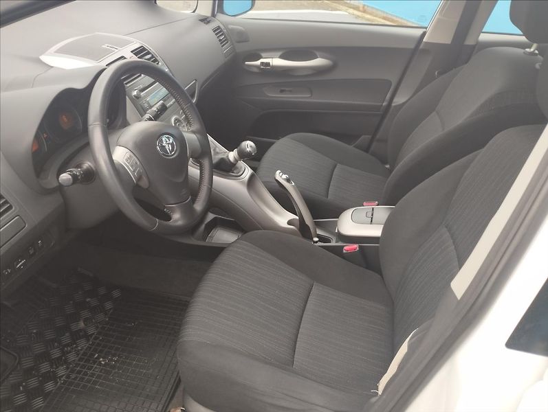 Toyota Auris 1,3 VVT-i 74KW - fotka 7 z 15